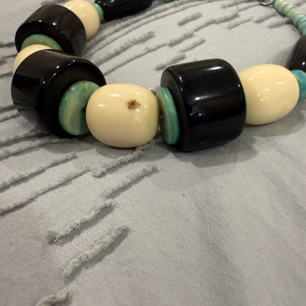 Elegant Vintage Black and Cream Beaded Necklace - Picture 3 of 6